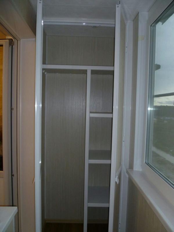 Шкафы с распашными дверцами на балкон 10