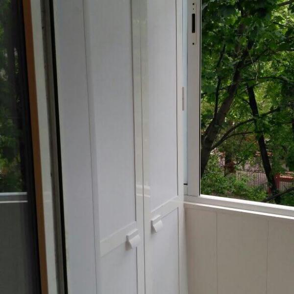 Шкафы с распашными дверцами на балкон 11