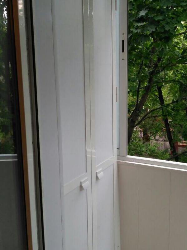 Шкафы с распашными дверцами на балкон 11
