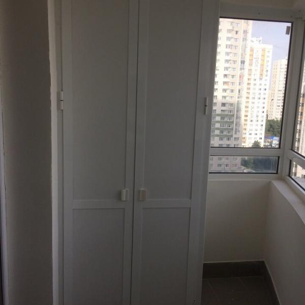 Шкафы с распашными дверцами на балкон 13