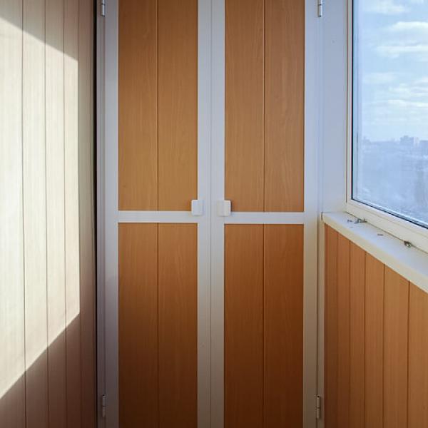 Шкафы с распашными дверцами на балкон 3