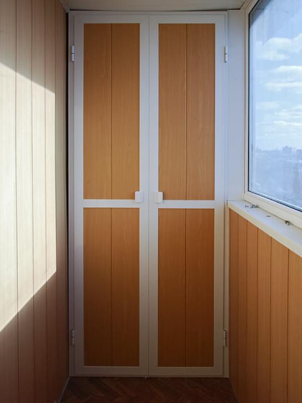 Шкафы с распашными дверцами на балкон 3