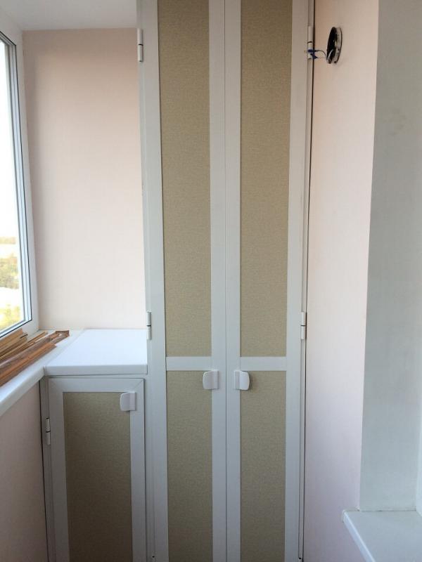 Шкафы с распашными дверцами на балкон 7